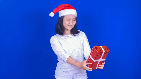 Asian Woman Wearing Christmas Hat Bring Gift Isolated Blue Background — Stock Photo, Image