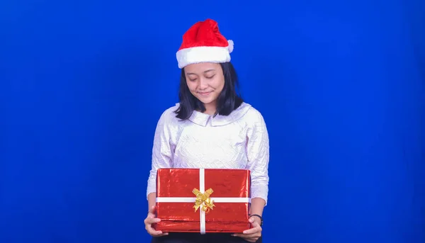 Asian Woman Wearing Christmas Hat Bring Gift Isolated Blue Background — Stock Photo, Image