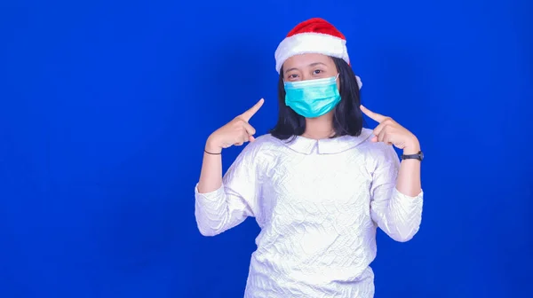 Asijské Žena Nošení Vánoční Klobouk Maska Solated Modrý Pozadí — Stock fotografie