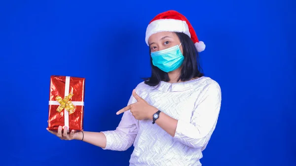 Asian Woman Wearing Christmas Hat Mask Bring Gift Isolated Blue — Stock Photo, Image
