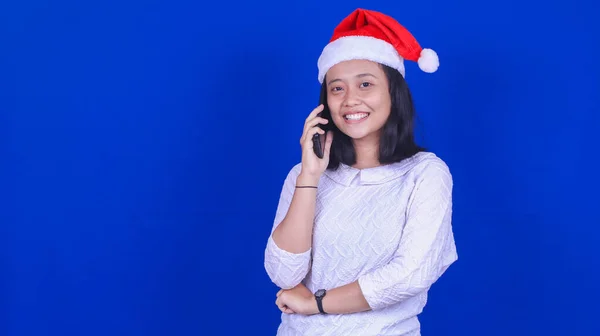 Asijské Žena Sobě Vánoční Věci Získat Představu Izolované Červené Pozadí — Stock fotografie