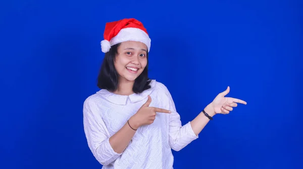 Asijské Žena Sobě Vánoční Klobouk Ukazuje Pravé Prázdné Místo Izolované — Stock fotografie