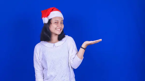 Asian Woman Wearing Christmas Hat Pointing Right Blank Space Isolated — Stock Photo, Image