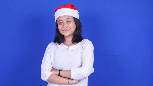 Asiatisk Kvinna Bär Jul Hatt Isolerad Blå Bakgrund — Stockfoto