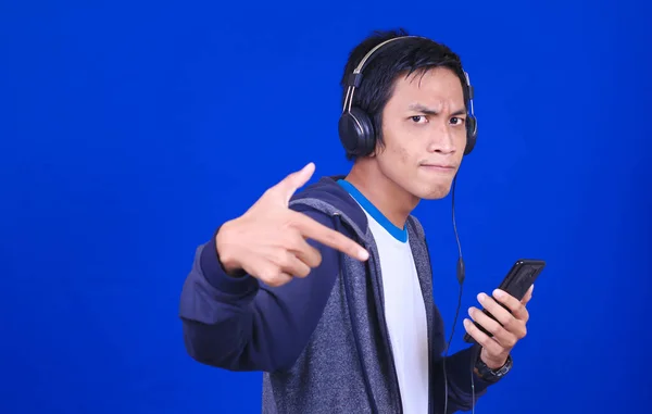 Pria Asia Yang Mendengarkan Musik Dengan Ekspresi Bahagia Memakai Handphone — Stok Foto