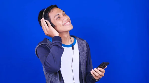 Ásia Homem Ouvir Música Com Feliz Expressão Desgaste Handphone Fone — Fotografia de Stock