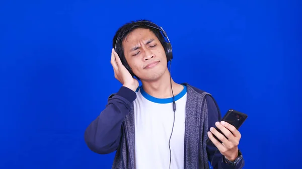 Asiatico Uomo Ascolto Musica Con Felice Espressione Usura Telefono Cellulare — Foto Stock