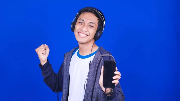 Asiático Hombre Escuchar Música Con Feliz Expresión Desgaste Teléfono Auriculares — Foto de Stock