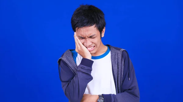 Asiatische Mann Trägt Jacke Zahnschmerzen Isoliert Blauen Hintergrund — Stockfoto