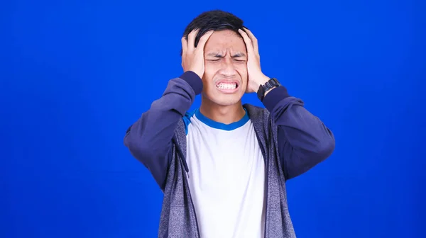 Asiatischer Mann Trägt Kopfschmerzjacke Isoliert Blauen Hintergrund — Stockfoto