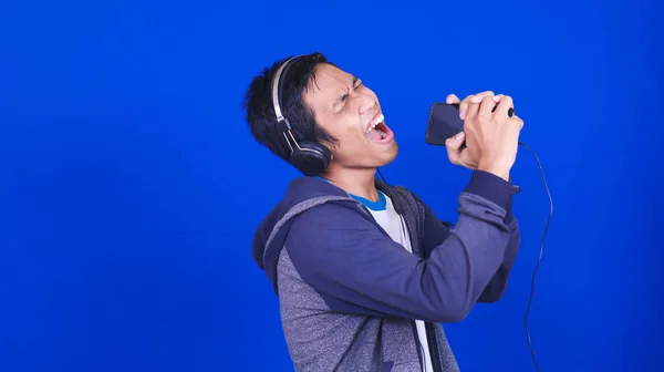 Asiático Hombre Escuchar Música Con Feliz Expresión Desgaste Teléfono Auriculares —  Fotos de Stock