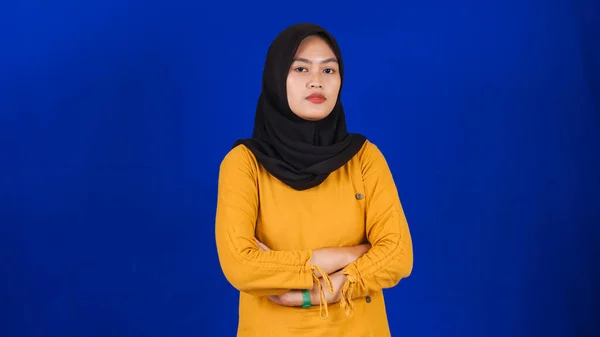 Asiático Hijab Mujer Sonrisa Aislado Azul Fondo —  Fotos de Stock