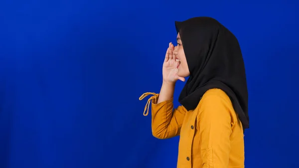 Porträtt Ung Asiatisk Muslimsk Kvinna Bär Hijab Skrika Och Skrika — Stockfoto