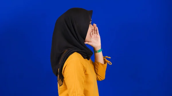 Porträt Einer Jungen Asiatischen Muslimin Hijab Die Schreit Und Brüllt — Stockfoto