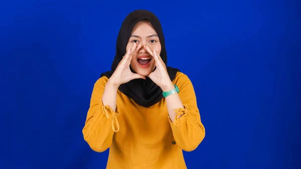 Portrait Young Asian Muslim Woman Wearing Hijab Shouting Yelling Isolated — Stok Foto