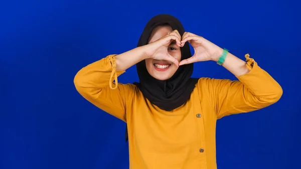 Retrato Mulher Muçulmana Asiática Sorrindo Para Câmera Fazendo Amor Sinal — Fotografia de Stock