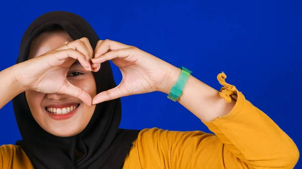 Retrato Mulher Muçulmana Asiática Sorrindo Para Câmera Fazendo Amor Sinal — Fotografia de Stock