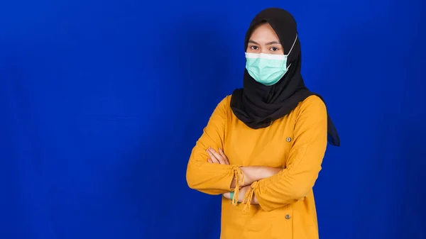 仮面をつけたアジア系ムスリム女性の肖像青地 — ストック写真