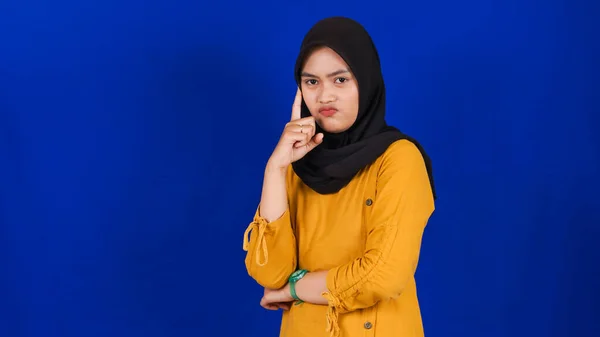 Wanita Asia Thingking Dan Mendapatkan Beberapa Ide Terisolasi Biru Latar — Stok Foto