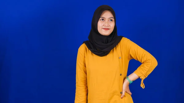 Wanita Asia Thingking Dan Mendapatkan Beberapa Ide Terisolasi Biru Latar — Stok Foto