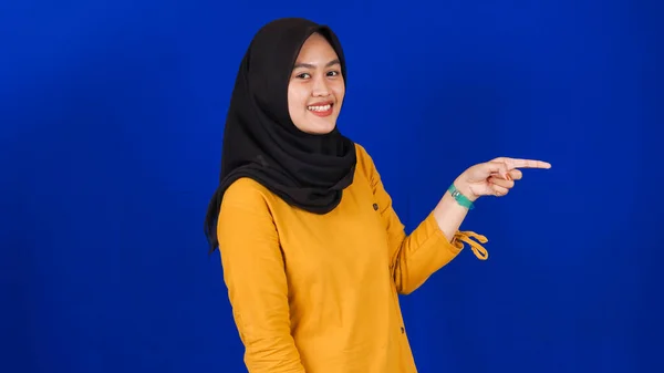 Wanita Asia Menunjuk Ruang Kosong Kanan Latar Belakang Biru Yang — Stok Foto