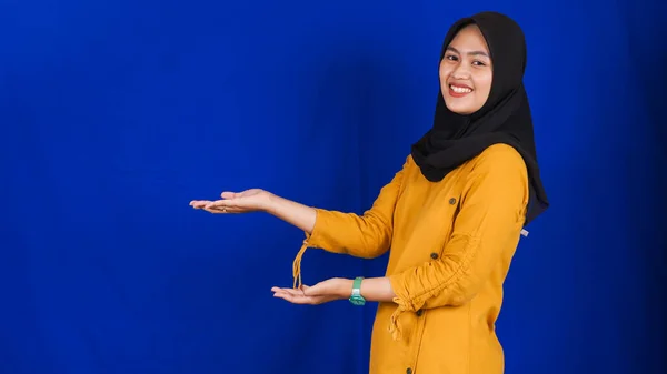 Asiatisk Kvinna Pekade Vänster Tomt Utrymme Isolerad Blå Bakgrund — Stockfoto