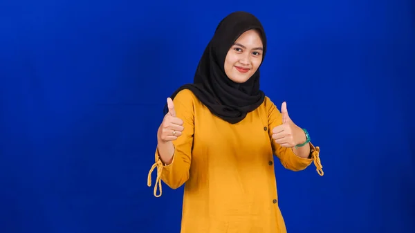 Asiático Hijab Mulher Gesto Isolado Fundo Azul — Fotografia de Stock