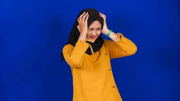 Asiatico Hijab Donna Mal Testa Isolato Blu Fondo — Foto Stock