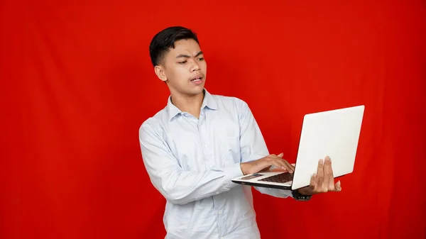 Genç Asyalı Adamın Suratı Şok Oldu Bilgisayarı Görünce Şaşırdı — Stok fotoğraf
