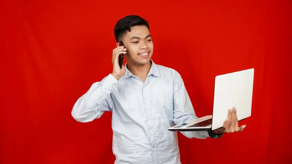 Asiático Homem Negócios Chamado Com Laptop Mesa Isolado Fundo Vermelho — Fotografia de Stock