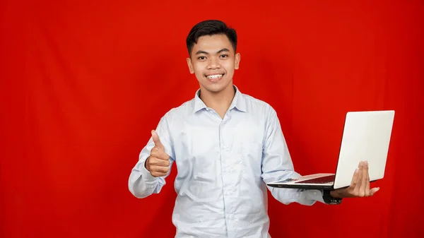 Asiatico Uomo Affari Geesture Laptop Sul Tavolo Isolato Sfondo Rosso — Foto Stock