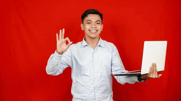 Asiatische Geschäftsmann Geesture Und Laptop Auf Dem Tisch Isoliert Roten — Stockfoto