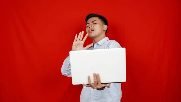 Молодой Азиатский Бизнесмен Скрывает Свое Лицо Рукой Ноутбука Изолированный Красный — стоковое фото