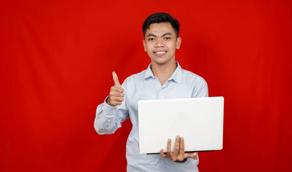 Ázsiai Üzletember Geesture Laptop Asztalon Elszigetelt Piros Háttér — Stock Fotó