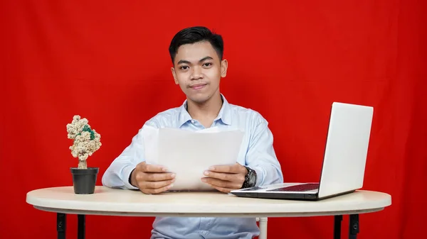 Asiático Hombre Negocios Con Portátil Muchos Papel Aislado Fondo Rojo — Foto de Stock