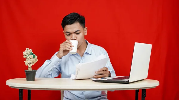 Jovem Asiático Homem Negócios Beber Café Espaço Trabalho Isolado Fundo — Fotografia de Stock