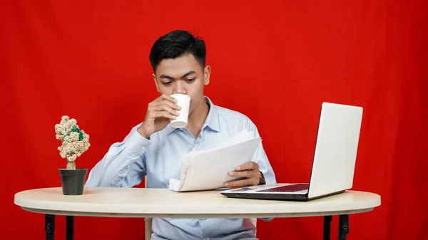 Jovem Asiático Homem Negócios Beber Café Espaço Trabalho Isolado Fundo — Fotografia de Stock