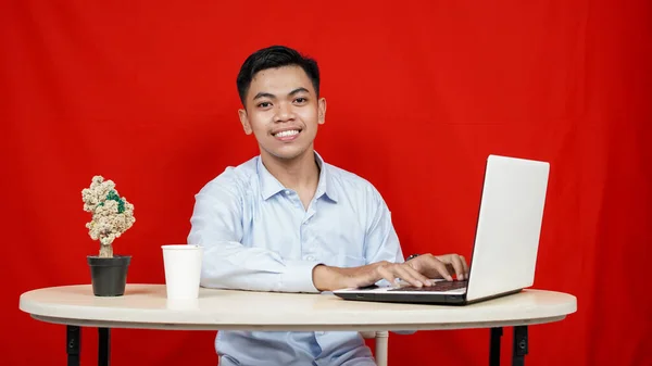 Sorridente Giovane Asiatico Business Uomo Bere Caffè Isolato Rosso Sfondo — Foto Stock