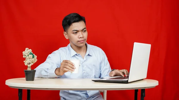 Sorridente Giovane Asiatico Business Uomo Bere Caffè Isolato Rosso Sfondo — Foto Stock