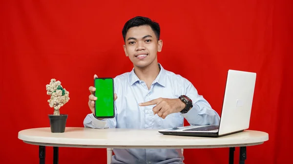 Young Asian Business Man Pointing Handphone Green Screen Isolated Red — Stock Photo, Image