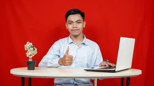 Asyalı Adamı Tamam Jest Laptop Masa Izole Kırmızı Arka Planda — Stok fotoğraf