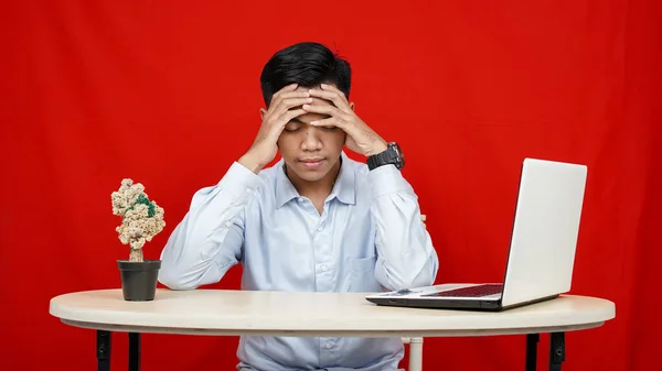 Jovem Asiático Homem Negócios Estresse Espaço Trabalho Isolado Fundo Vermelho — Fotografia de Stock