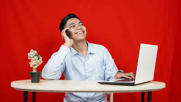 Asiático Homem Negócios Chamado Com Laptop Mesa Isolado Fundo Vermelho — Fotografia de Stock