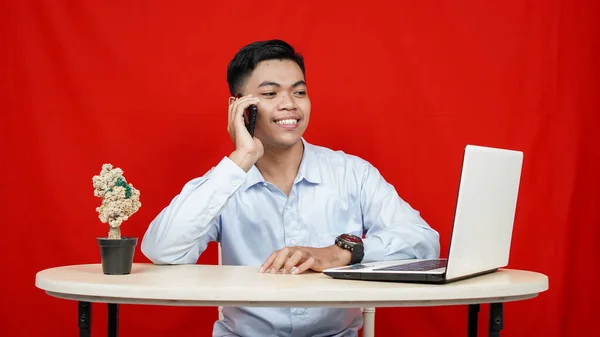 Asiatisk Affärsman Kallas Med Bärbar Dator Bordet Isolerad Röd Bakgrund — Stockfoto