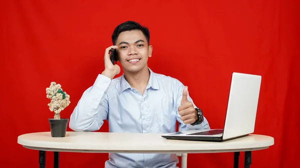 Asiatische Geschäftsmann Rief Mit Laptop Auf Tisch Isoliert Roten Hintergrund — Stockfoto