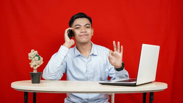 Asiatico Uomo Affari Chiamato Con Laptop Tavolo Isolato Sfondo Rosso — Foto Stock