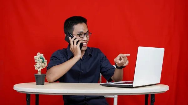 Asiático Homem Negócios Chamado Com Laptop Mesa Isolado Fundo Vermelho — Fotografia de Stock