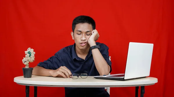 Mladý Asijský Obchod Muž Ospalý Pracovišti Izolované Červené Pozadí — Stock fotografie