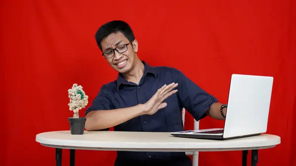 Jovem Asiático Homem Negócios Escondendo Seu Rosto Com Mão Laptop — Fotografia de Stock