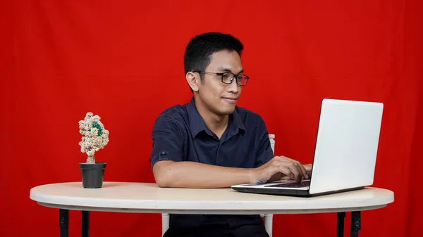 Asiatico Uomo Affari Con Laptop Isolato Sfondo Rosso — Foto Stock